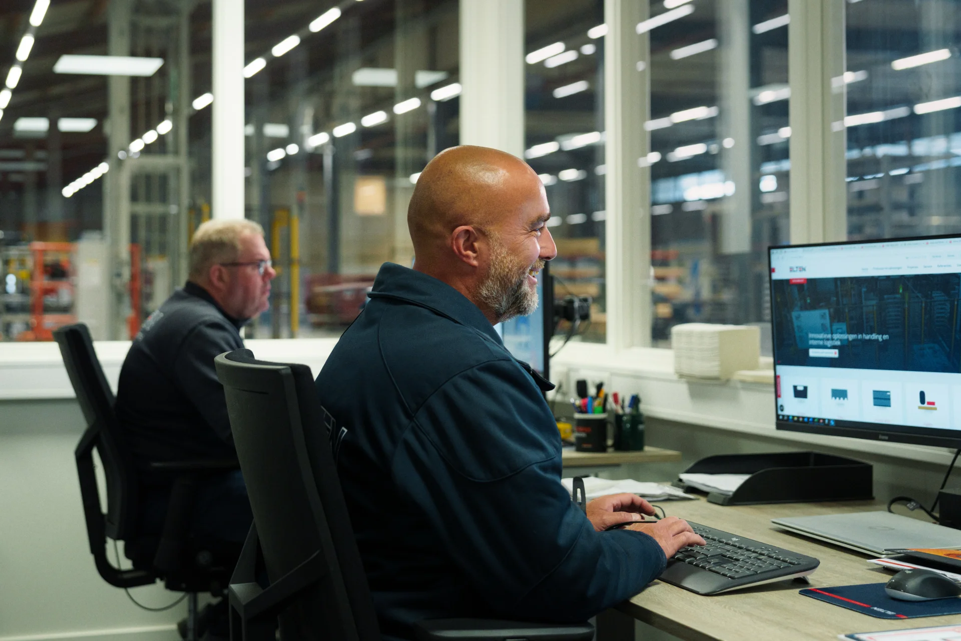 Twee collega's achter de computer op kantoor