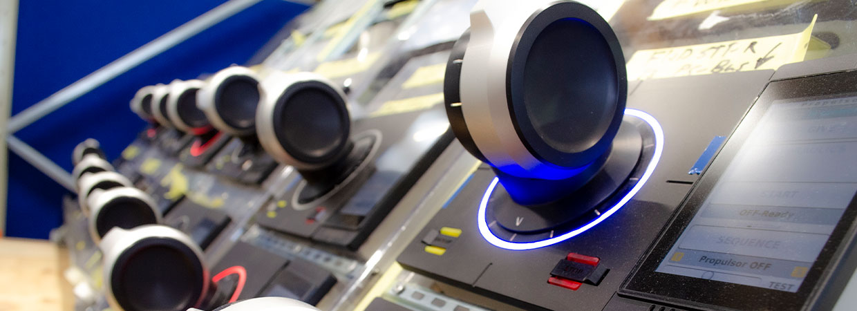 Close-up van een bedieningspaneel met joysticks