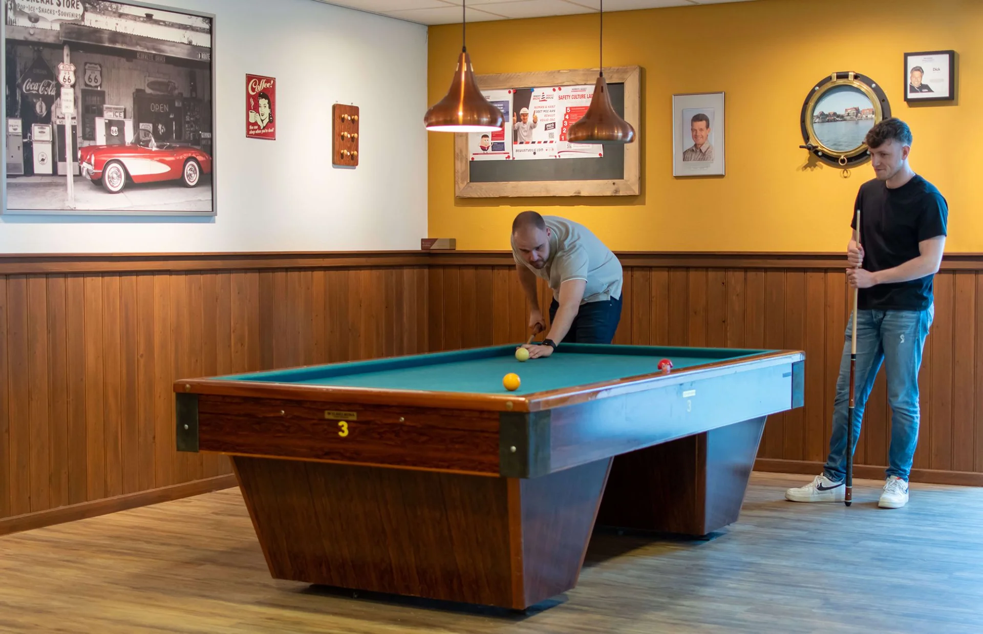 Collega’s spelen pool in de gezamenlijke ruimte van Numan & Kant.