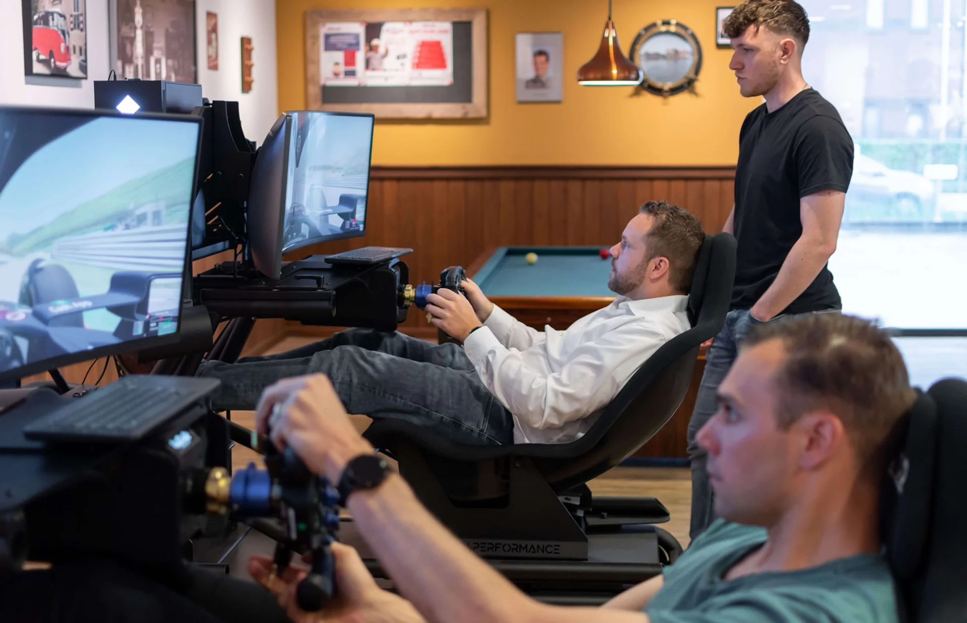 Collega’s bij de racesimulator van Numan & Kant.