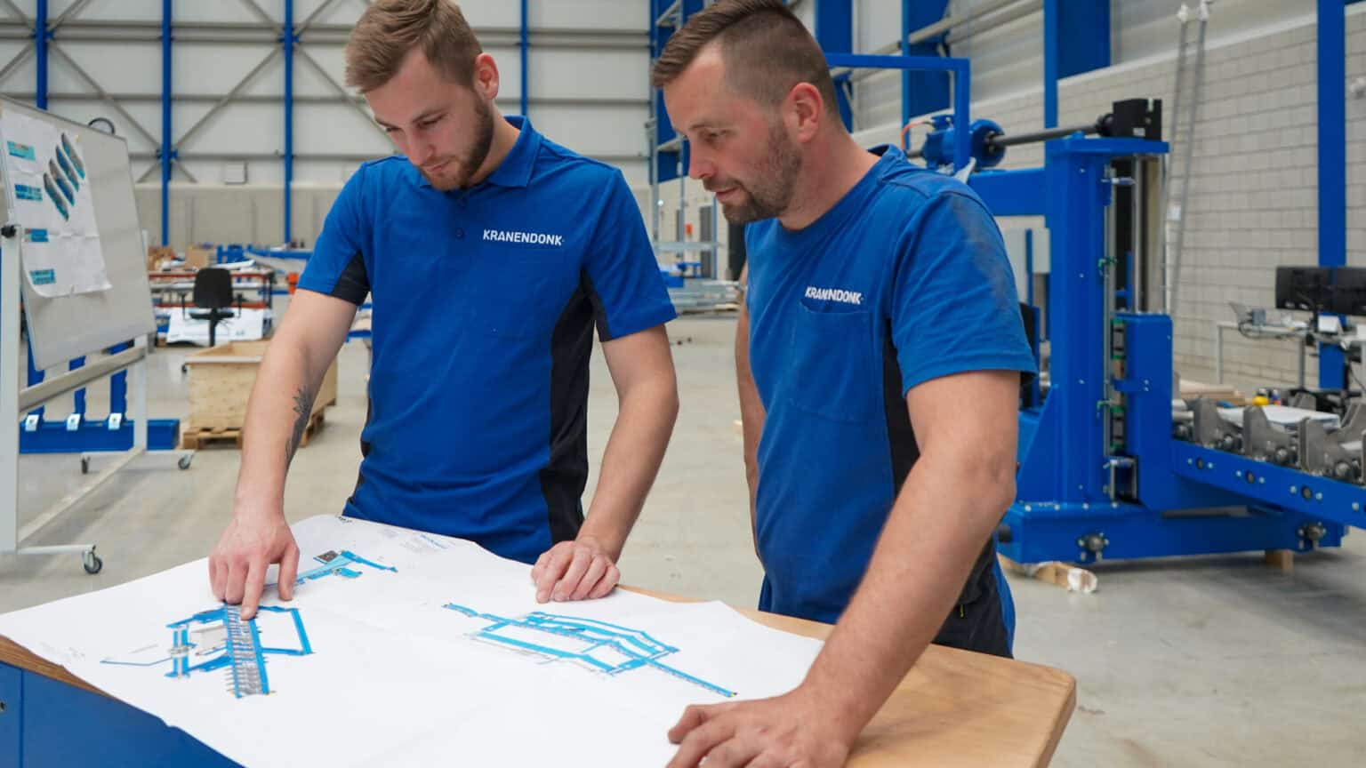 Collega's overleggen over een technische tekening