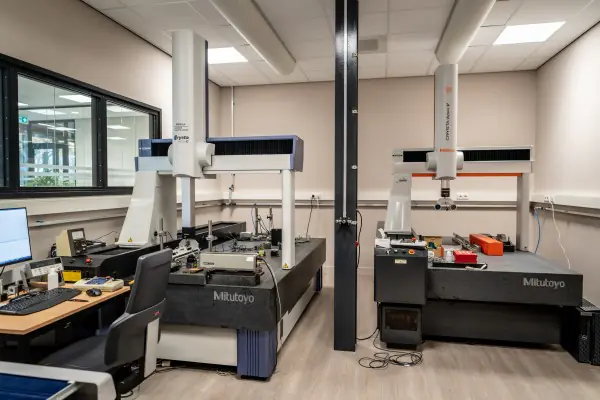 Kalibratieruimte met meetmachines (bron: mitutoyo.eu, Over ons)