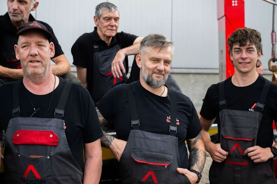 Collega’s van Falkom in bedrijfskleding.