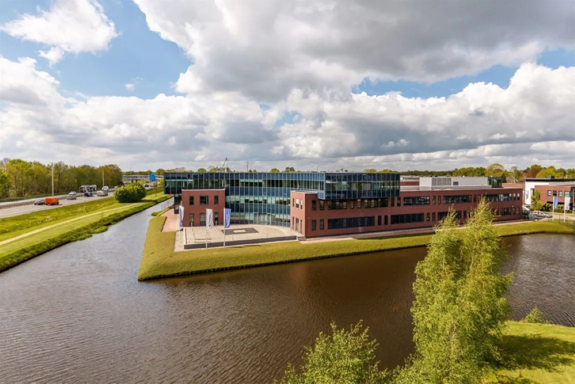 Kantoor van Regel Partners in Hoevelaken, van bovenaf gezien (bron: regelpartners.nl)