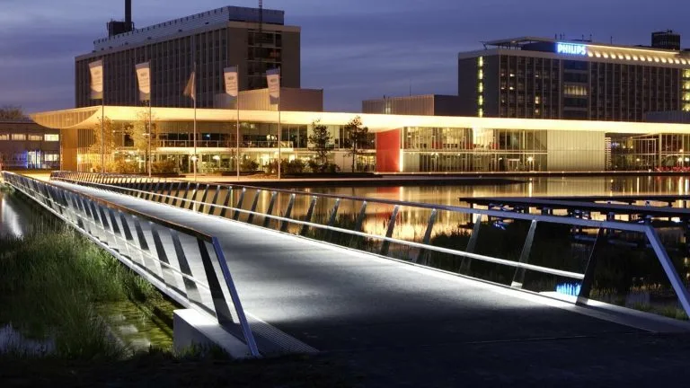 High Tech Campus Eindhoven in de avond (bron: regelpartners.nl, projecten)