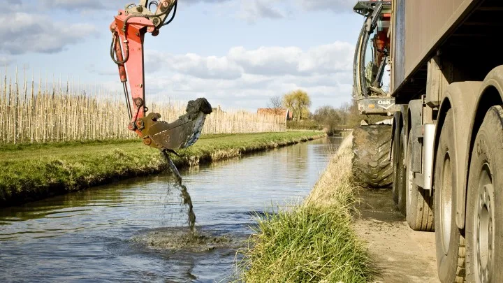 Kraan aan een watergang tijdens onderhoudswerk
